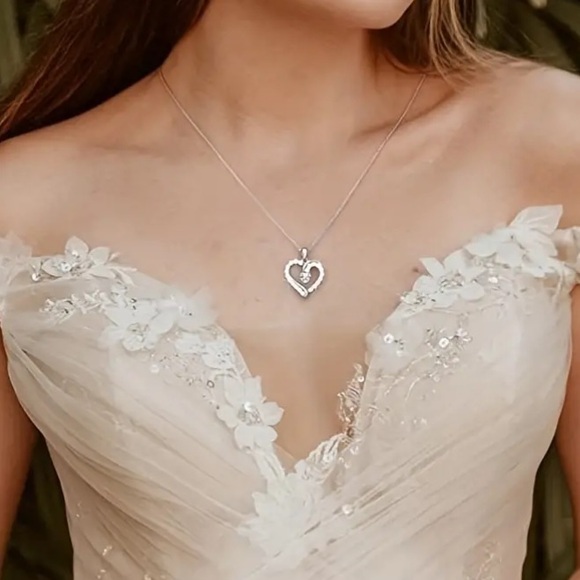 Exquisite Diamond Heart Silver Toned Neckace - Picture 4 of 5